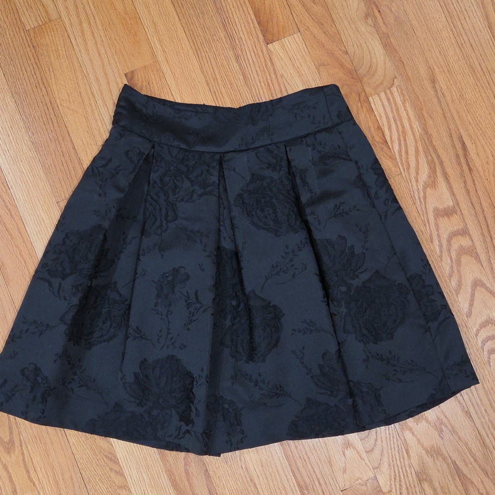RW&Co Jacquard Black Rose-Printed Monochrome pleated voluminous mid-length skirt